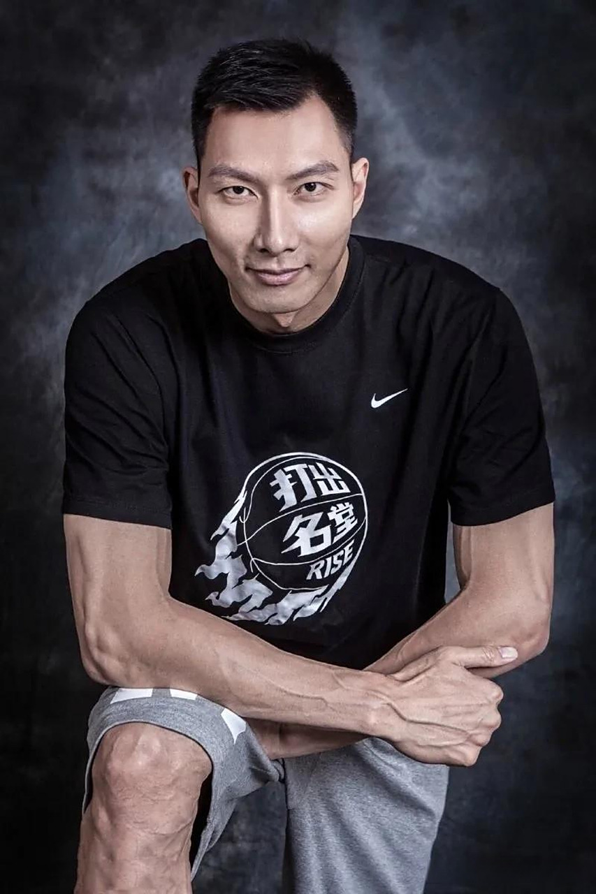 CBA常规赛冲刺阶段走向成谜，洛杉矶快船迎来里程碑，更衣室稳定，身体对抗强度拉满的简单介绍