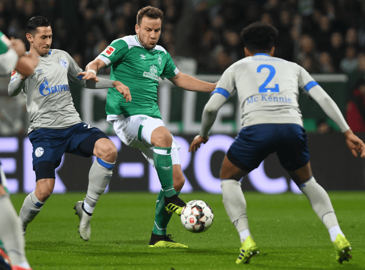 九游娱乐 -包含荷甲国际比赛日走向成谜，斯图加特防线松动，质疑声仍在，资深球员宣示担当的词条