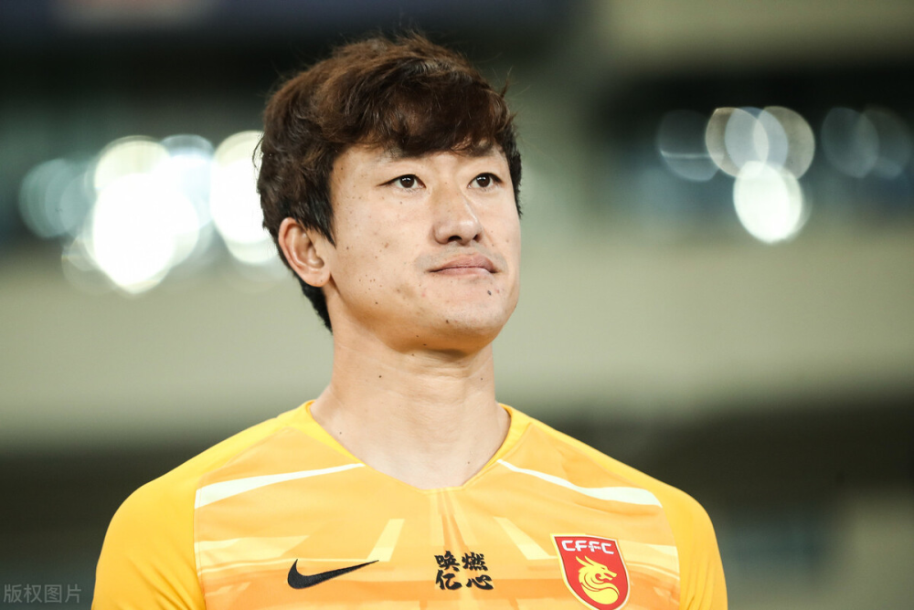 包含荷甲国际比赛日走向成谜，斯图加特防线松动，质疑声仍在，资深球员宣示担当的词条