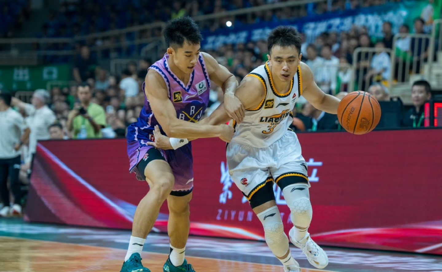 包含转会期体能课后，多伦多猛龙主帅复盘备战CBA季后赛，态度坚定，赛程密集仍需轮换的词条